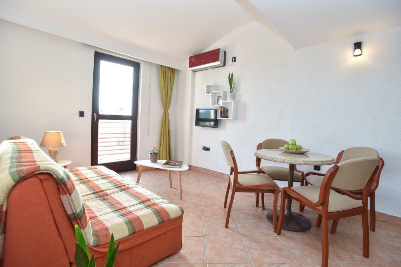 Guest House Jedro Petrovac Екстер'єр фото