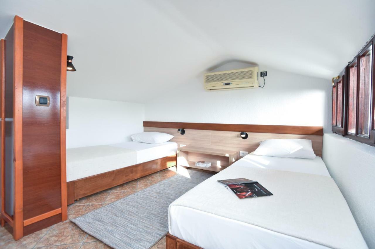 Guest House Jedro Petrovac Екстер'єр фото