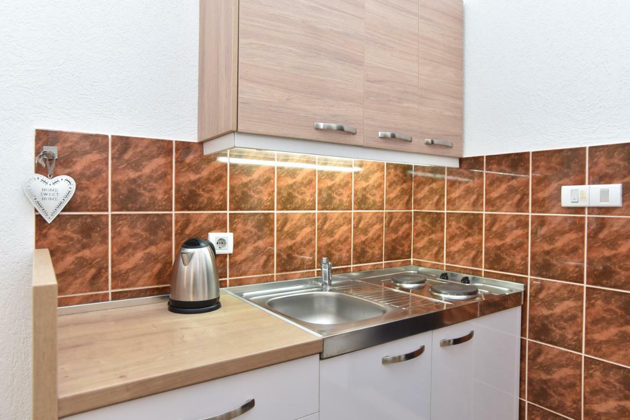 Guest House Jedro Petrovac Екстер'єр фото
